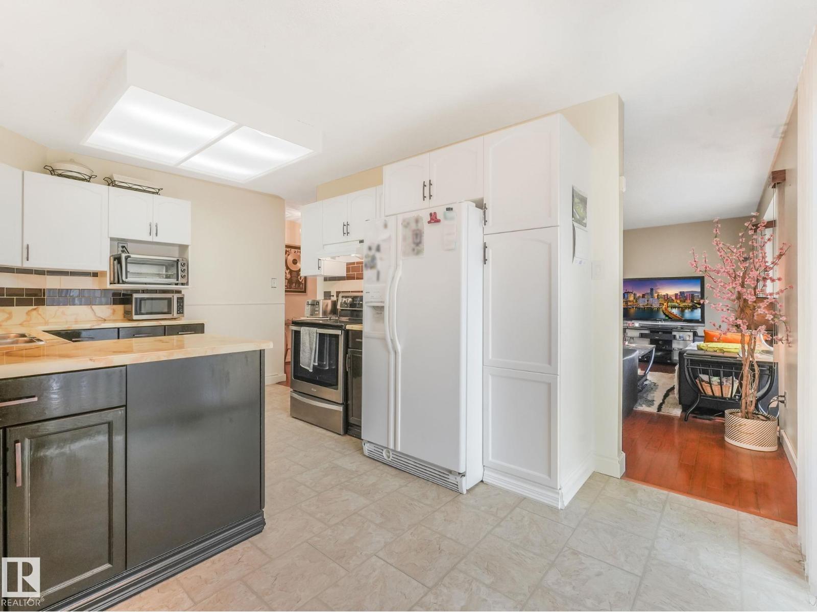 Photo 13 of 37 2911 36 St Nw, Edmonton AB