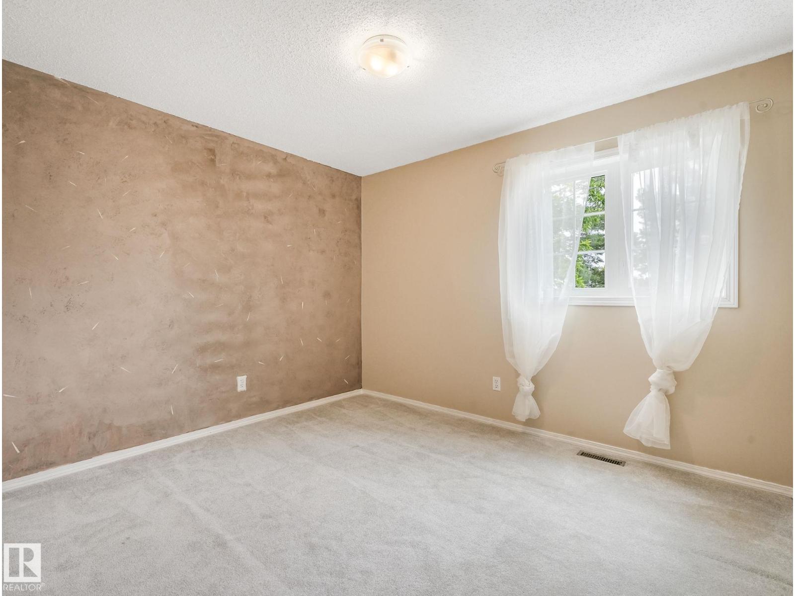 Photo 18 of 37 2911 36 St Nw, Edmonton AB