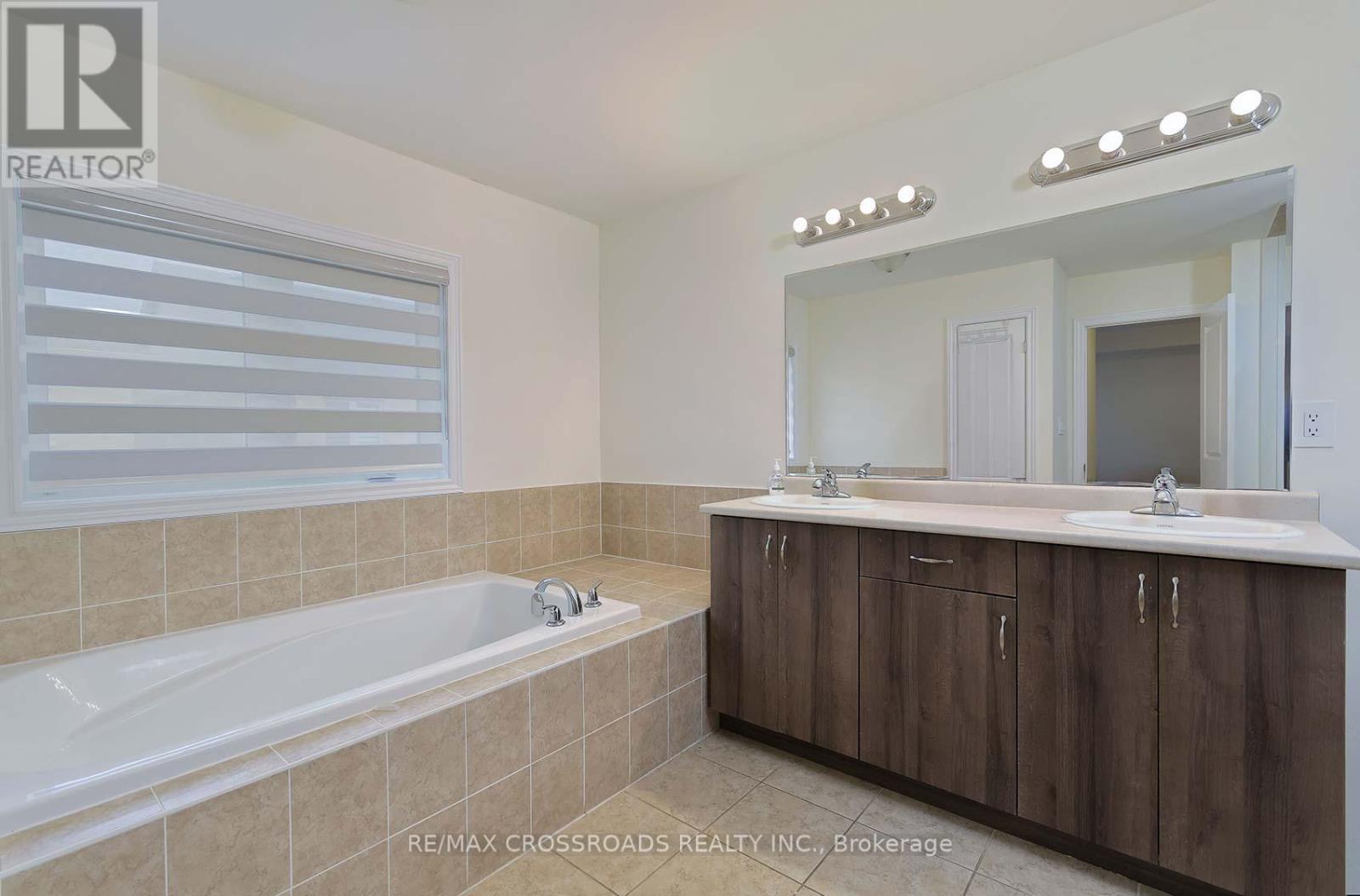 Photo 33 of 26 Kambalda Road N, Brampton ON