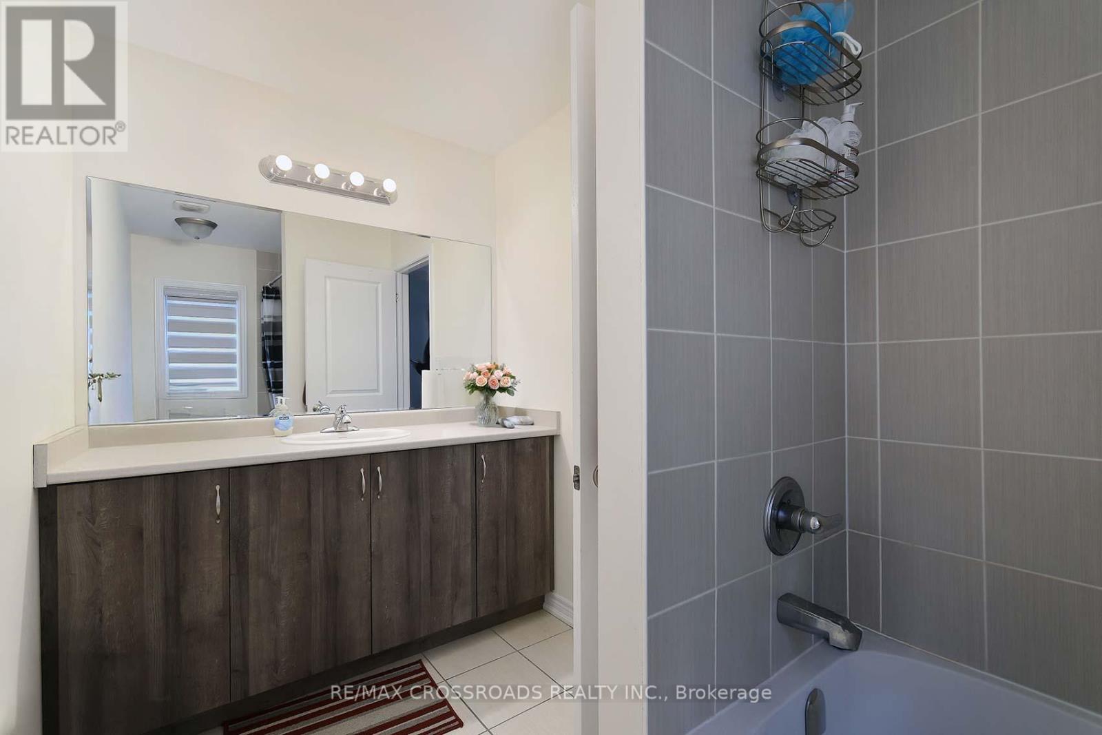 Photo 9 of 26 Kambalda Road N, Brampton ON