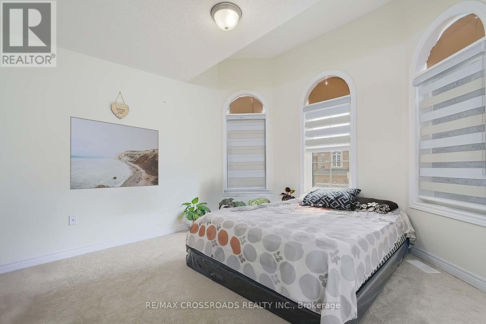 Photo 21 of 26 Kambalda Road N, Brampton ON
