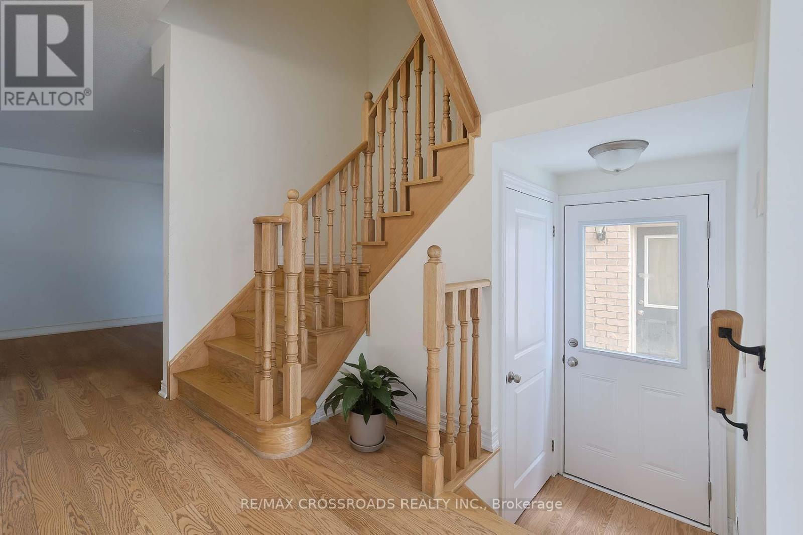 Photo 8 of 26 Kambalda Road N, Brampton ON