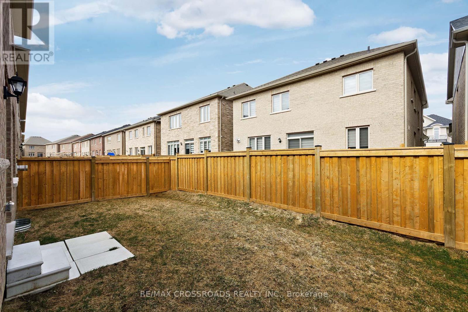 Photo 3 of 26 Kambalda Road N, Brampton ON