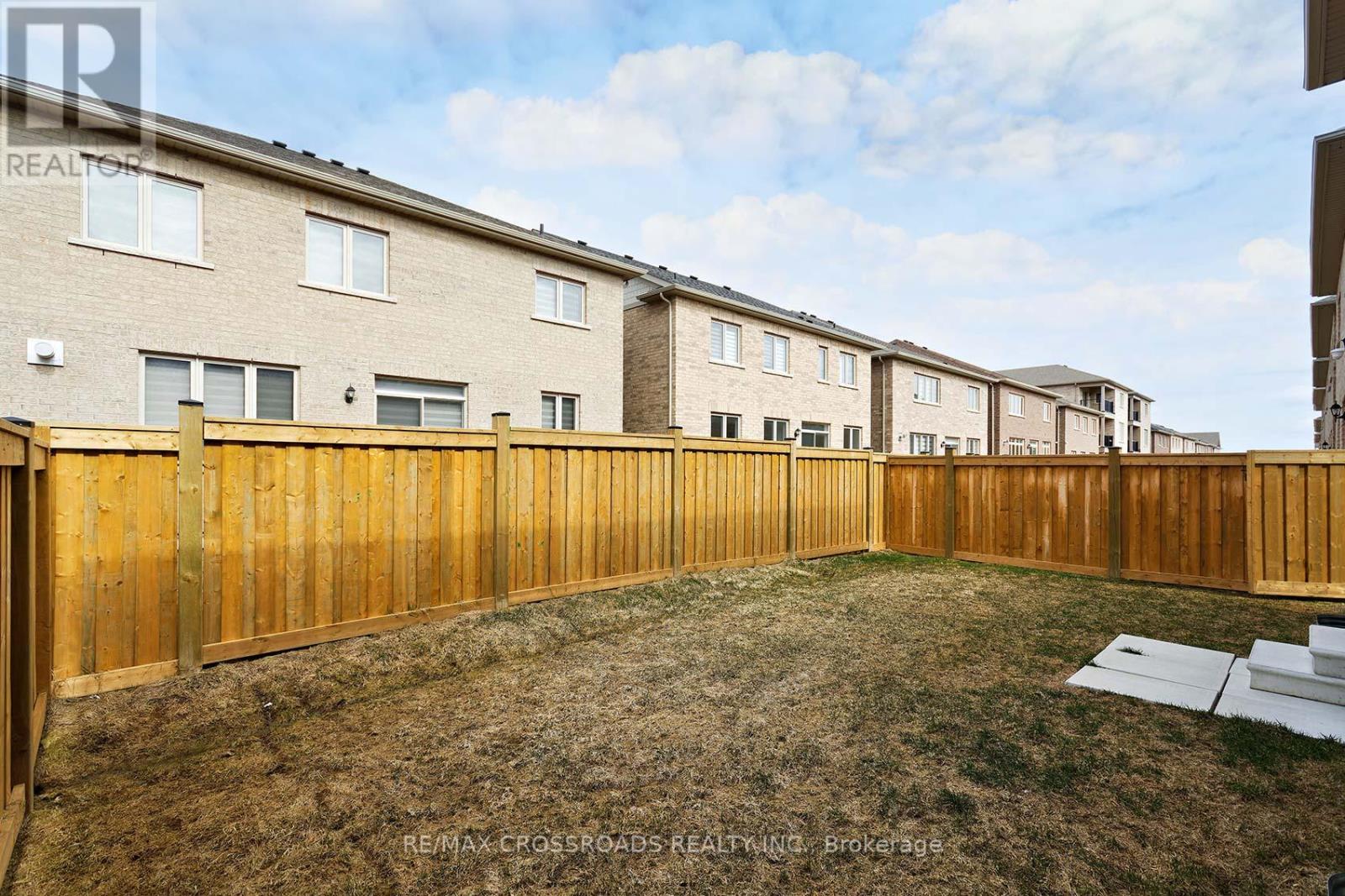 Photo 4 of 26 Kambalda Road N, Brampton ON
