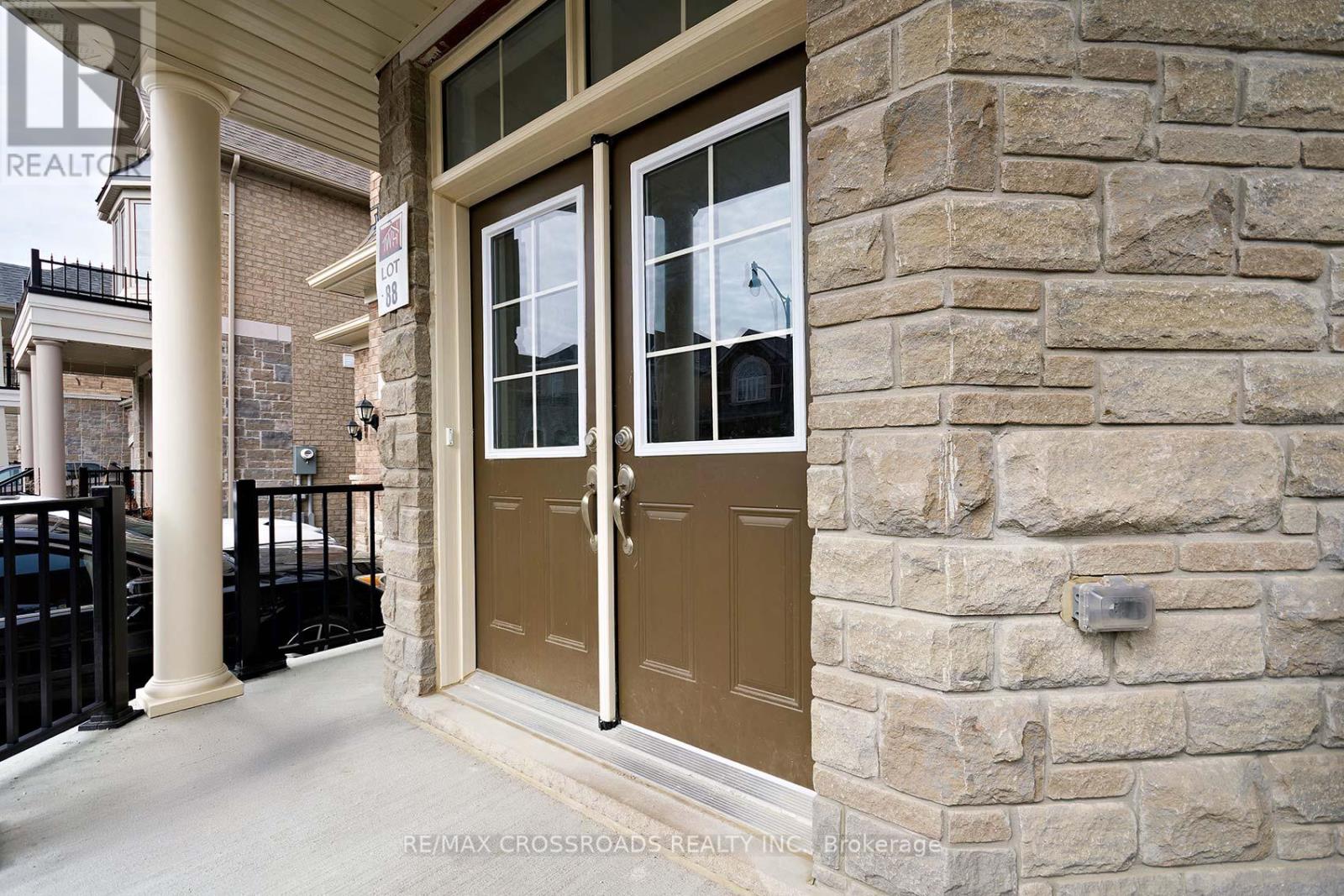 Photo 19 of 26 Kambalda Road N, Brampton ON