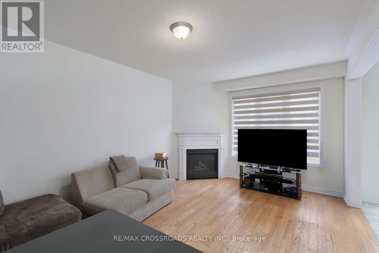 Photo 14 of 26 Kambalda Road N, Brampton ON