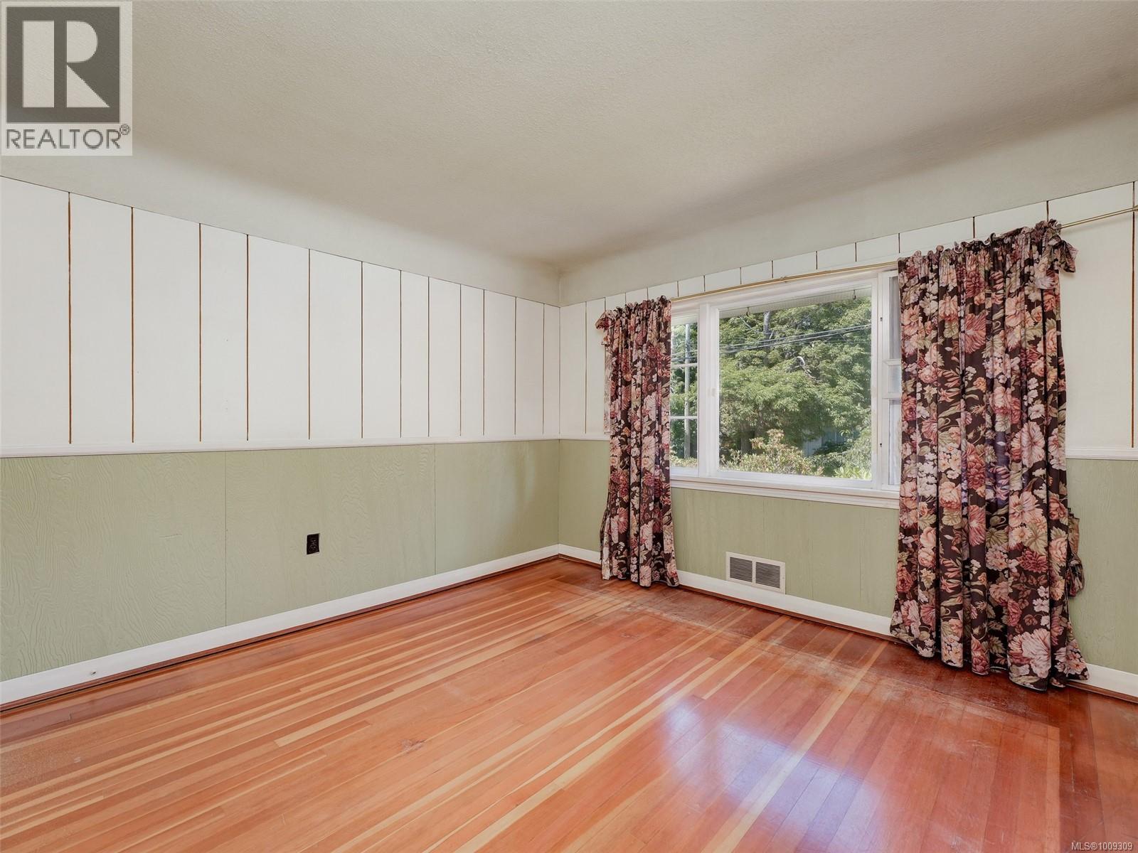 Photo 12 of 1233 Tattersall Dr, Saanich BC