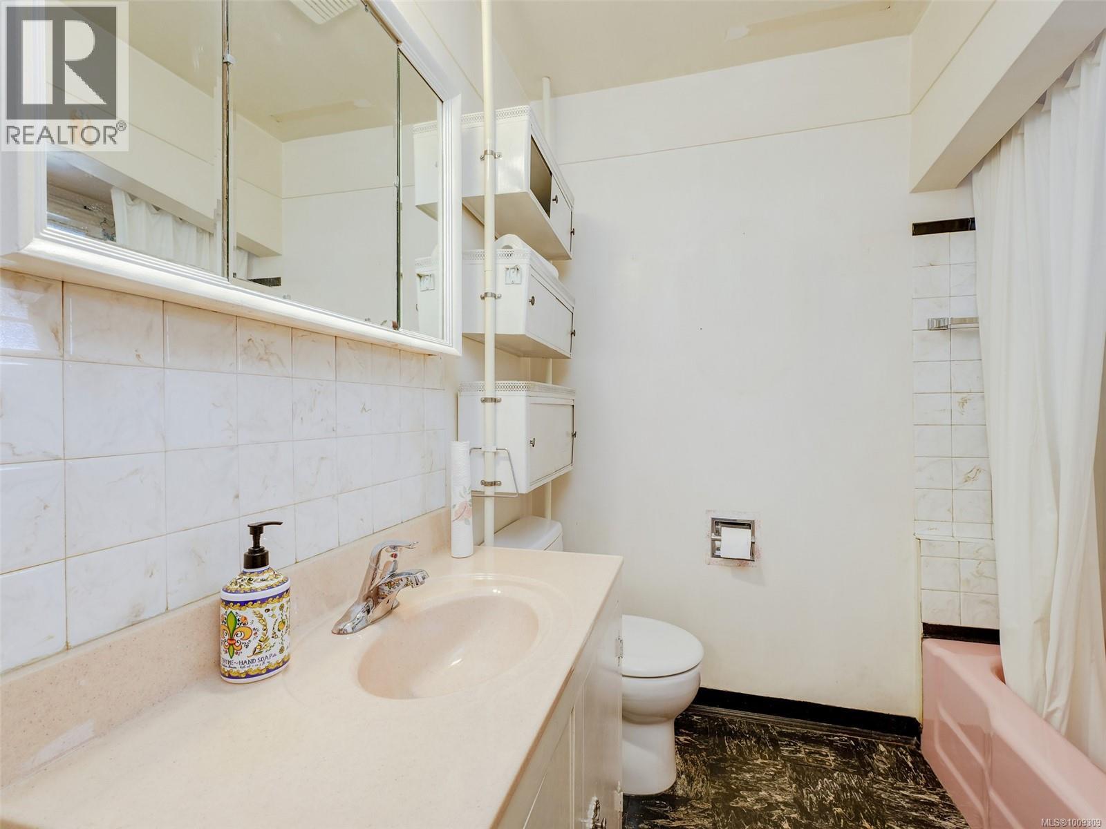 Photo 14 of 1233 Tattersall Dr, Saanich BC