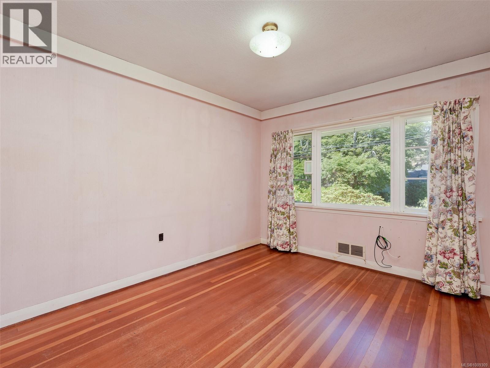 Photo 15 of 1233 Tattersall Dr, Saanich BC