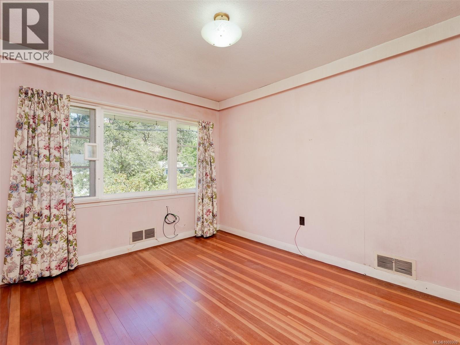 Photo 17 of 1233 Tattersall Dr, Saanich BC