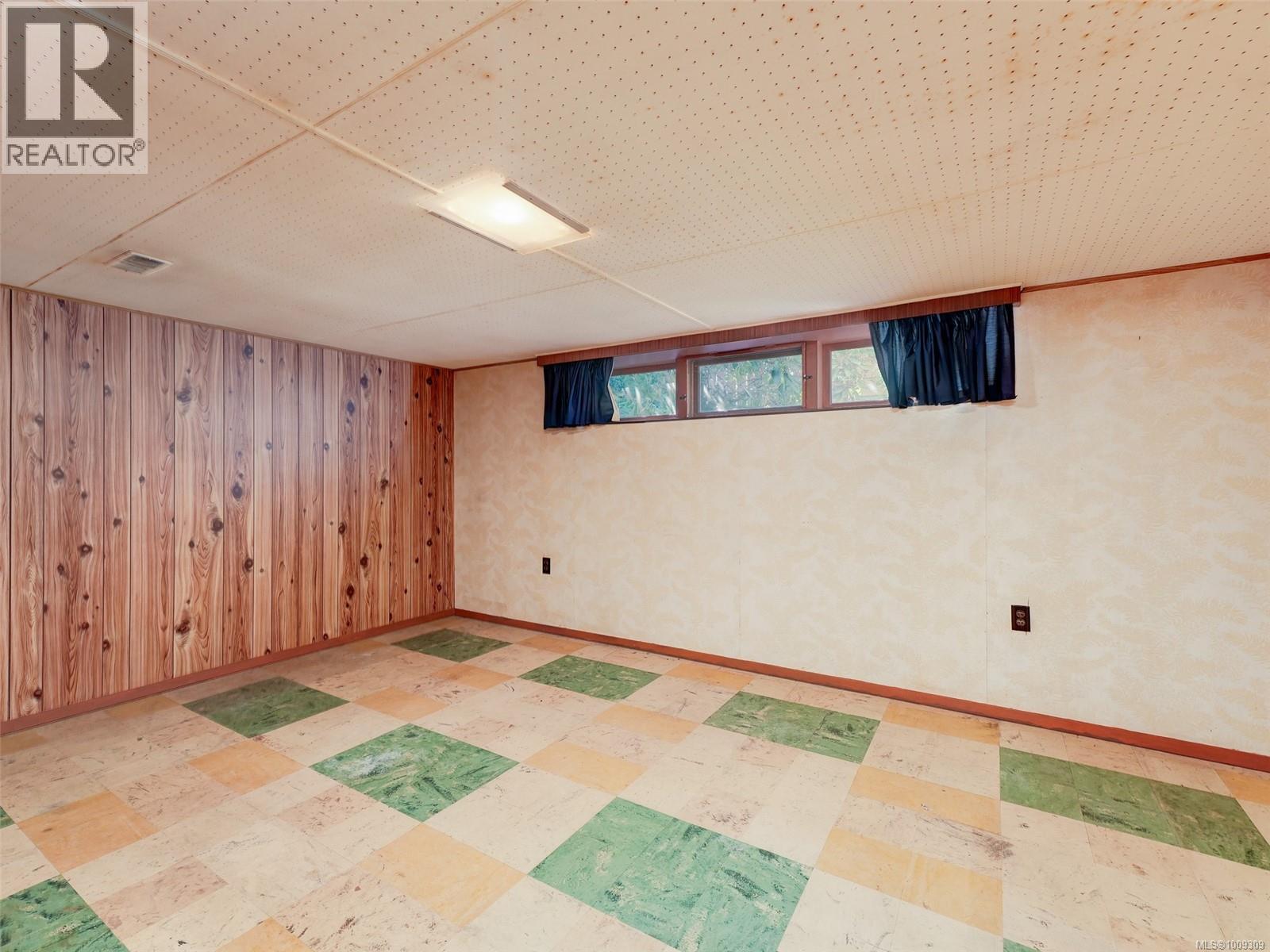 Photo 18 of 1233 Tattersall Dr, Saanich BC