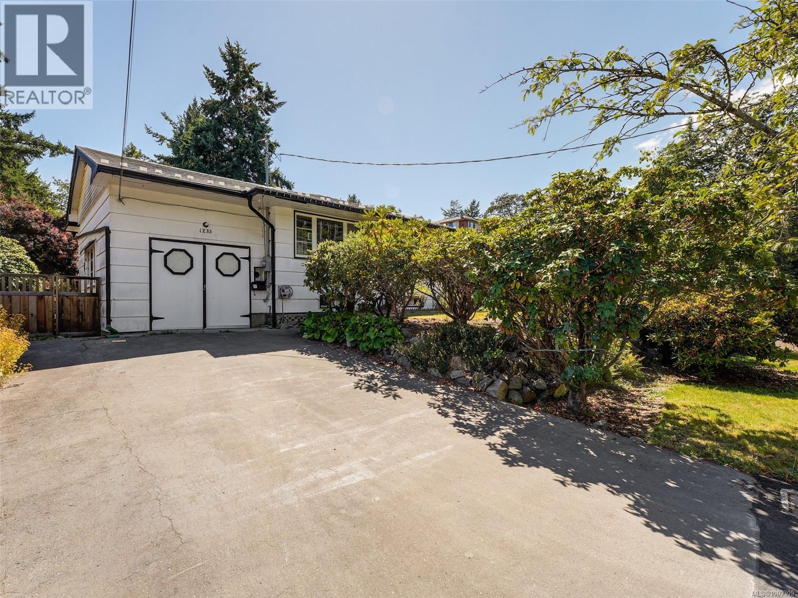 Photo 2 of 1233 Tattersall Dr, Saanich BC