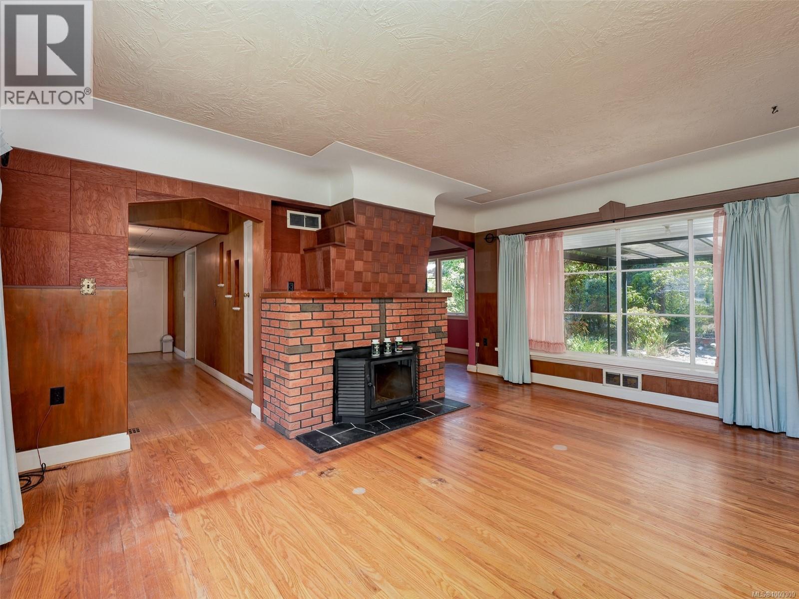 Photo 3 of 1233 Tattersall Dr, Saanich BC