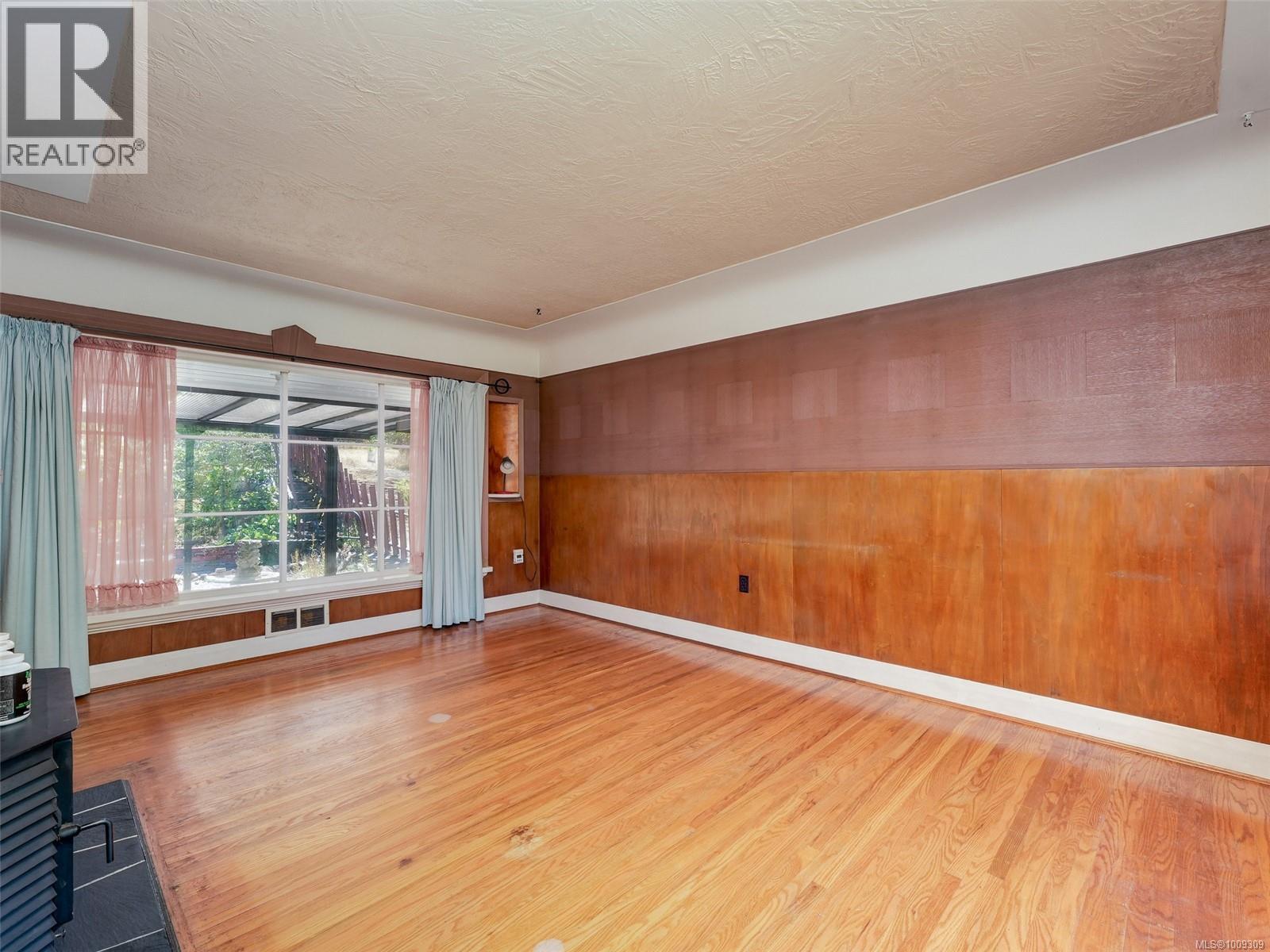 Photo 4 of 1233 Tattersall Dr, Saanich BC