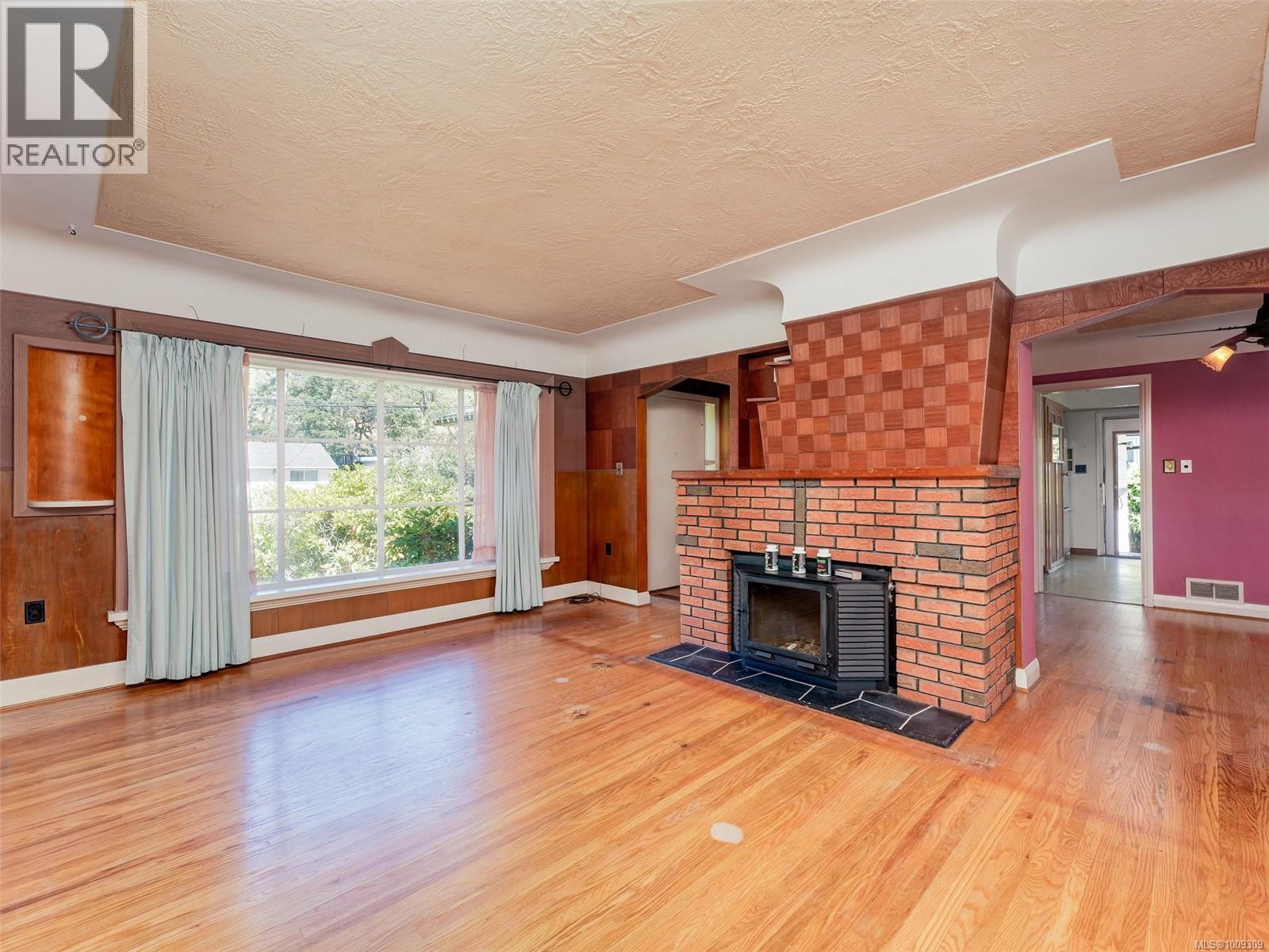 Photo 5 of 1233 Tattersall Dr, Saanich BC