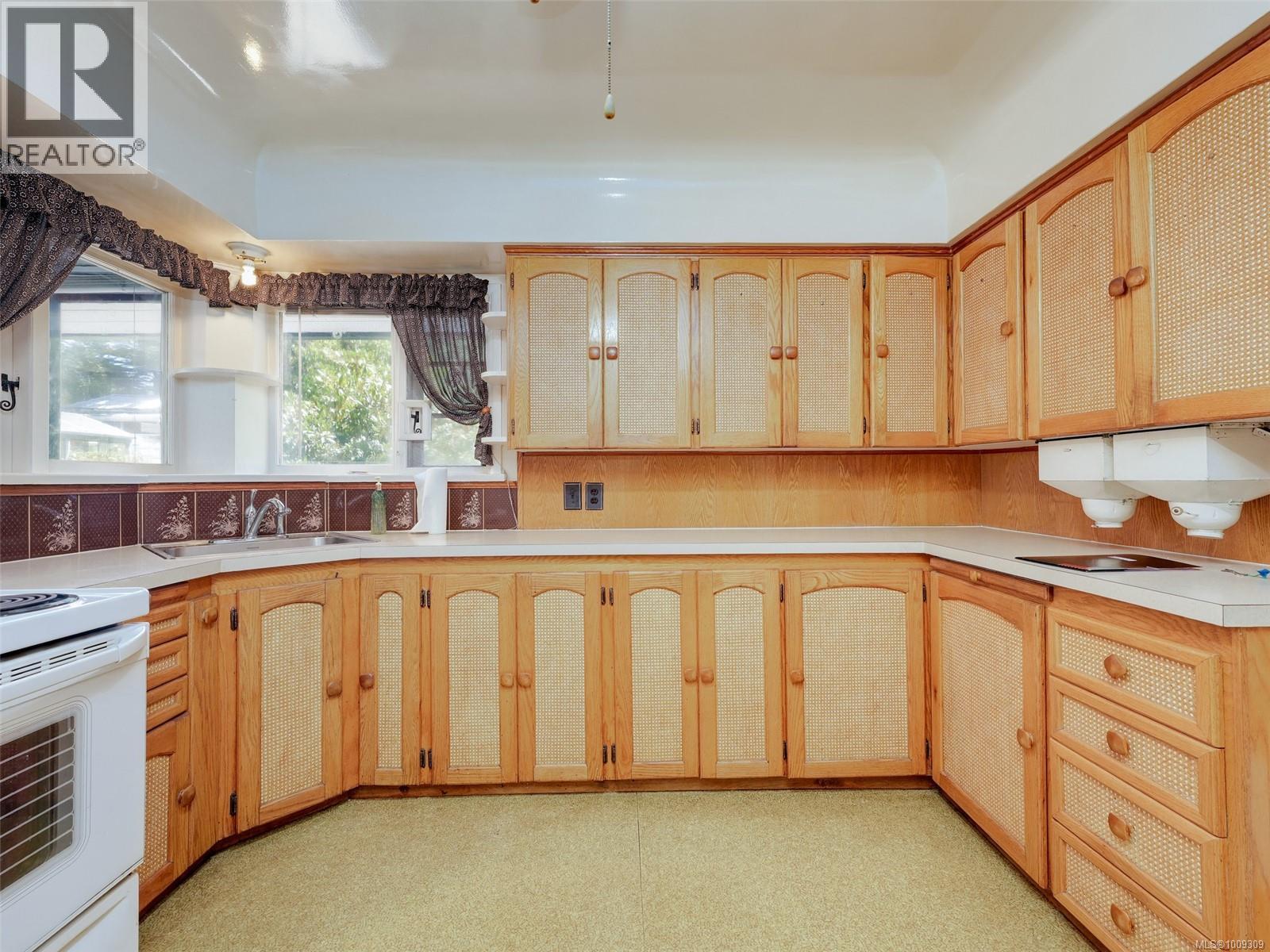 Photo 9 of 1233 Tattersall Dr, Saanich BC