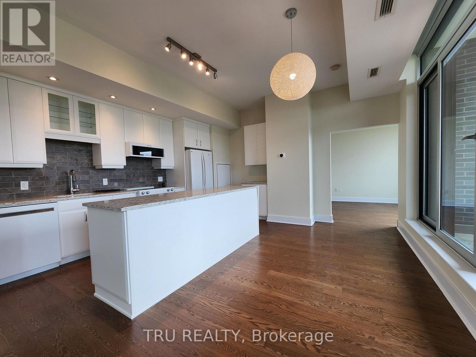 Photo 10 of 609 101 Richmond Road, Ottawa ON