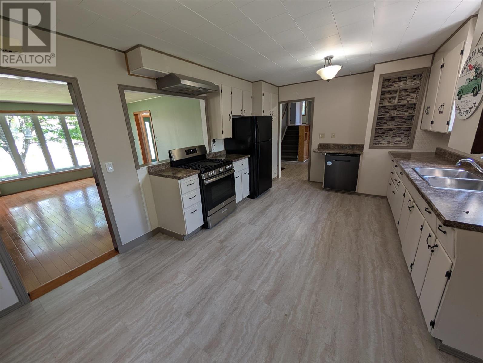 Photo 33 of 54 Magpie Rd, Wawa ON