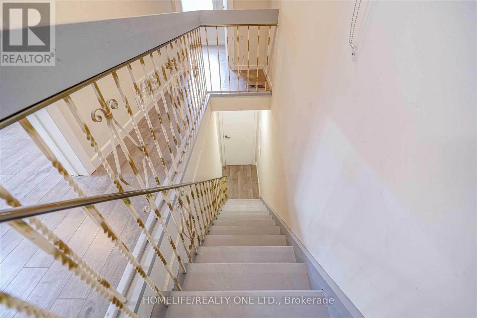 Photo 8 of Upper 104 Benson Avenue, Toronto ON