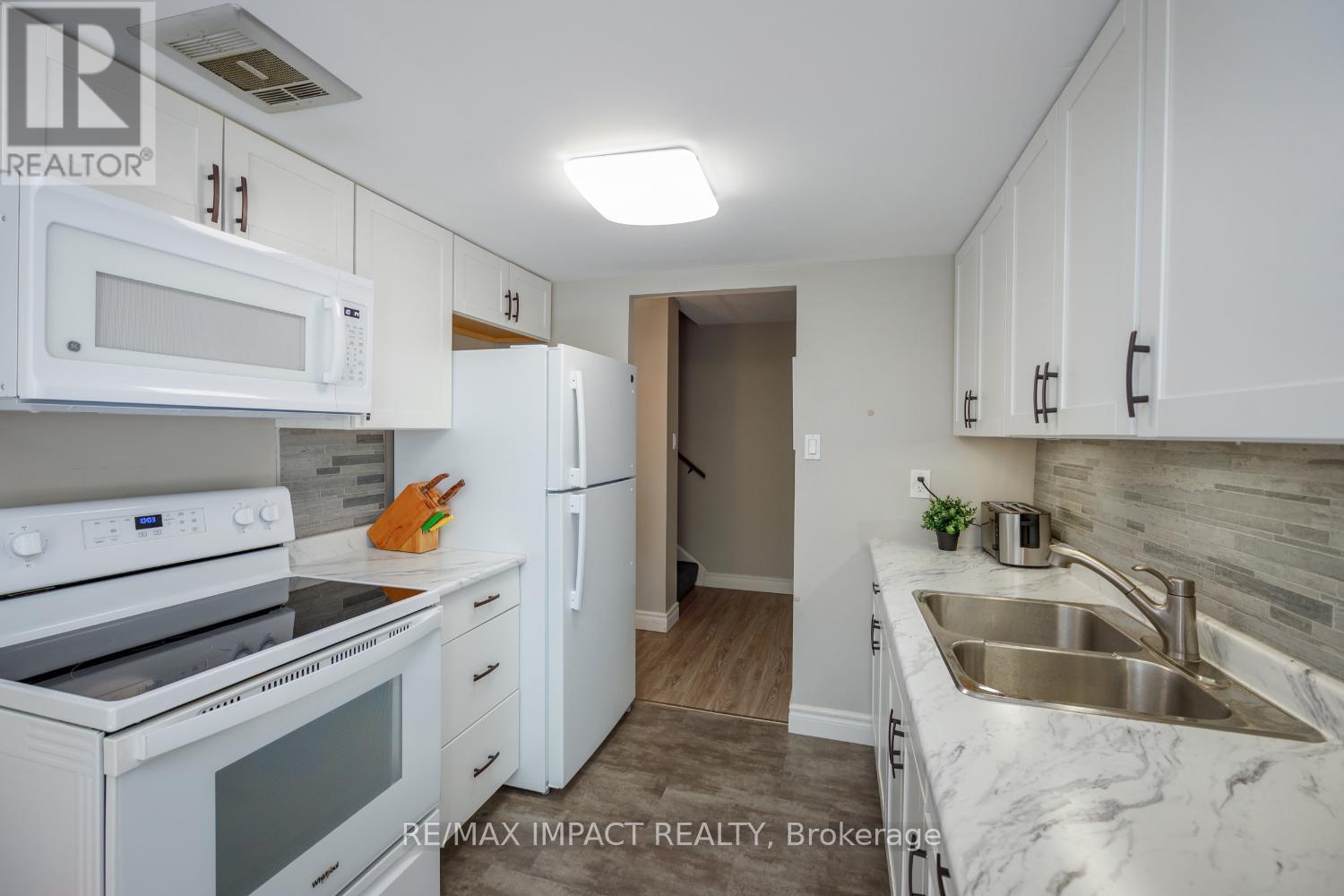 Photo 3 of 31 43 Taunton Road E, Oshawa ON