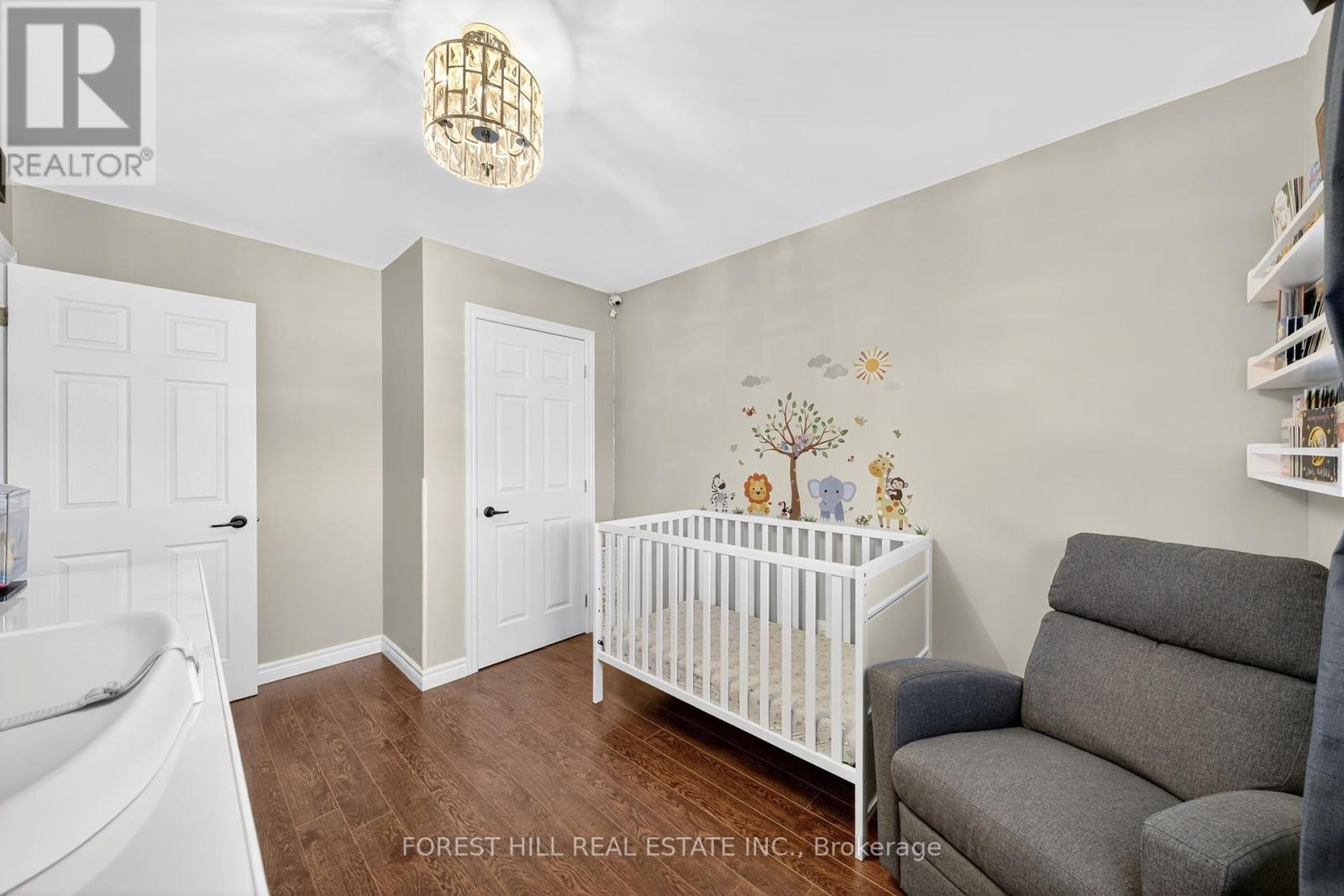 Photo 17 of 37 Hattie Court, Georgina ON