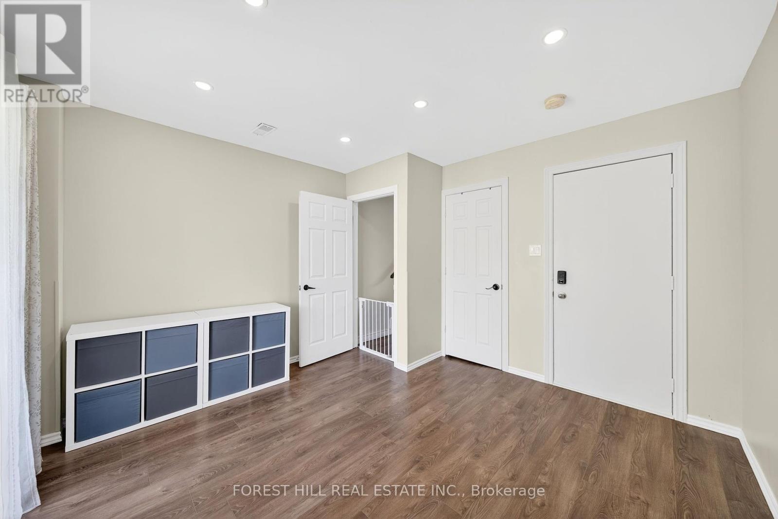 Photo 9 of 37 Hattie Court, Georgina ON