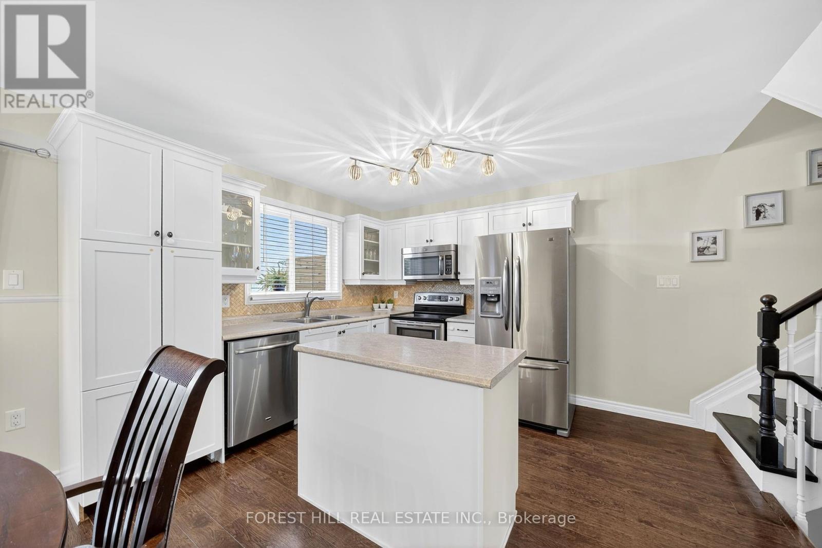 Photo 23 of 37 Hattie Court, Georgina ON