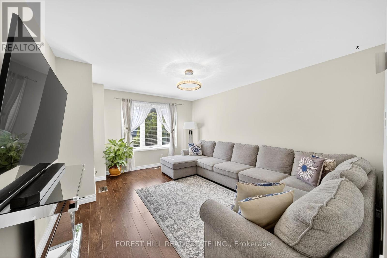Photo 21 of 37 Hattie Court, Georgina ON