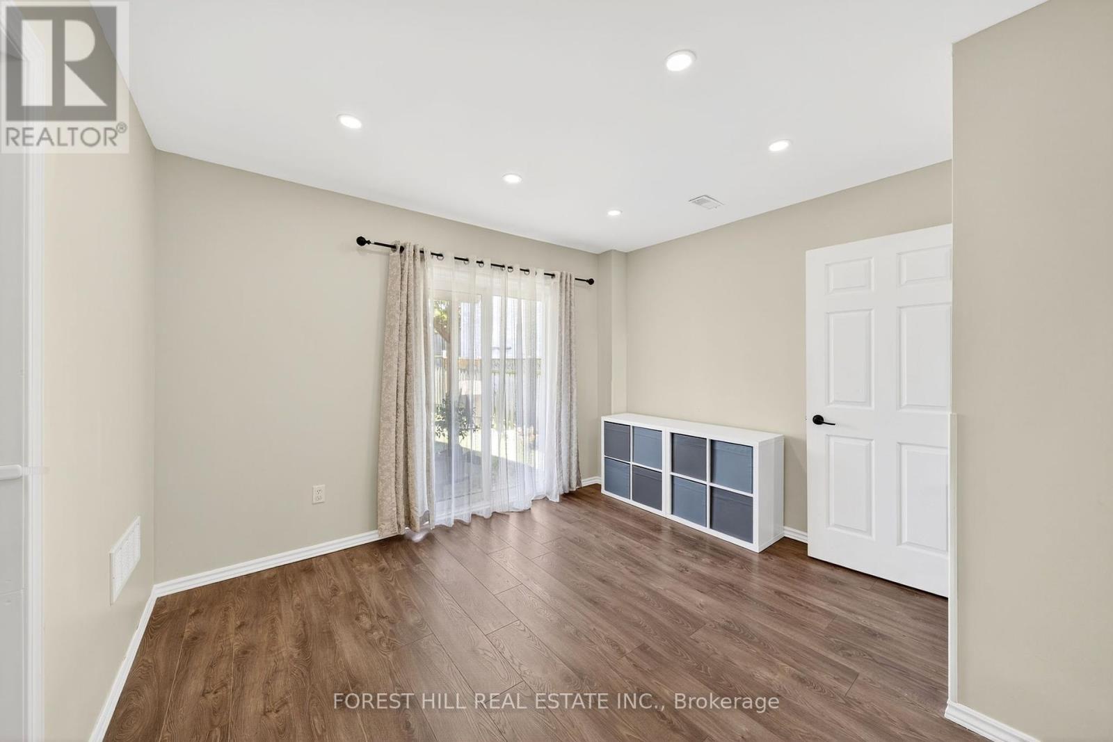 Photo 20 of 37 Hattie Court, Georgina ON