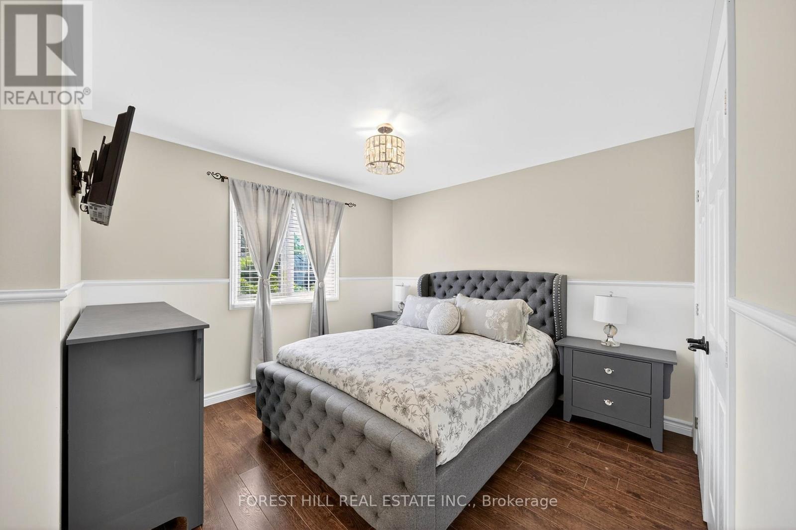 Photo 12 of 37 Hattie Court, Georgina ON