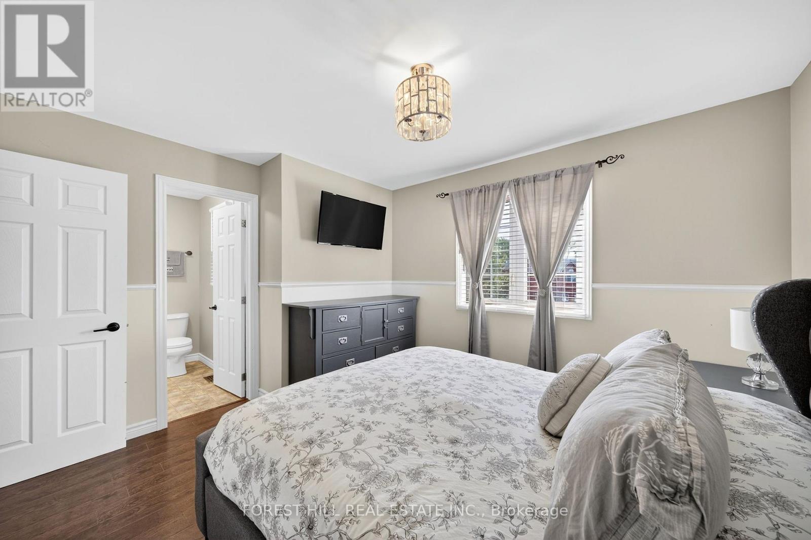 Photo 16 of 37 Hattie Court, Georgina ON