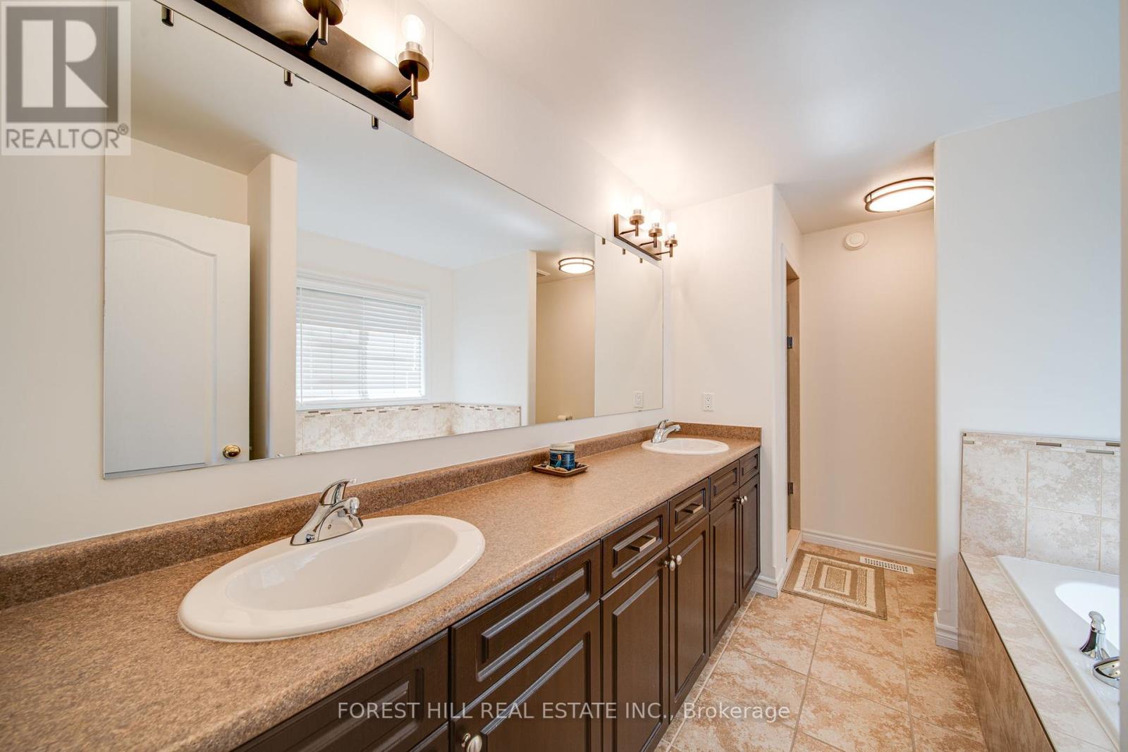 Photo 11 of 54 Chamberlain Crescent, Collingwood ON