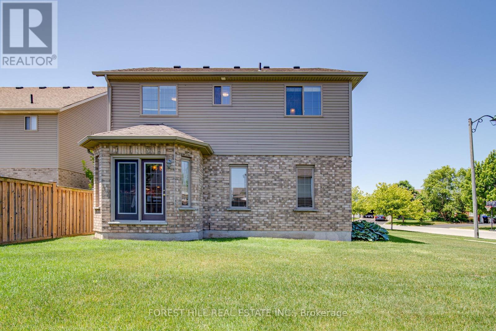 Photo 36 of 54 Chamberlain Crescent, Collingwood ON