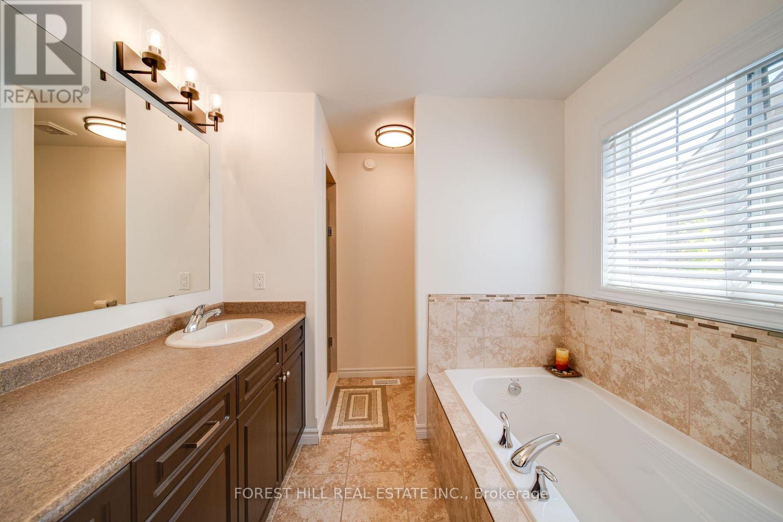 Photo 25 of 54 Chamberlain Crescent, Collingwood ON