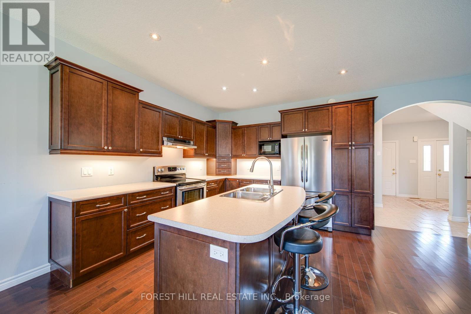 Photo 3 of 54 Chamberlain Crescent, Collingwood ON