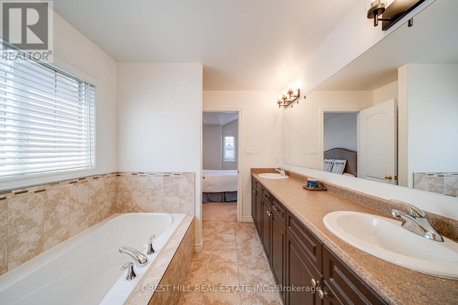 Photo 17 of 54 Chamberlain Crescent, Collingwood ON