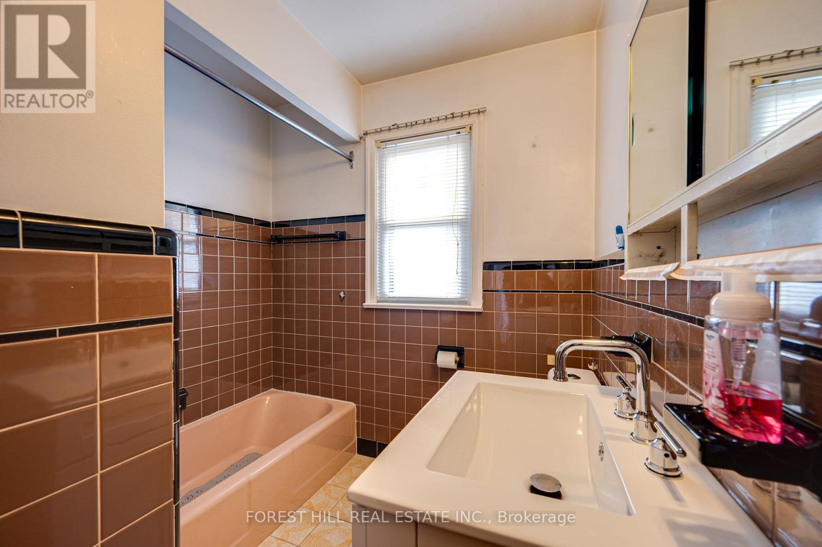 Photo 15 of 73 Talent Crescent, Toronto ON