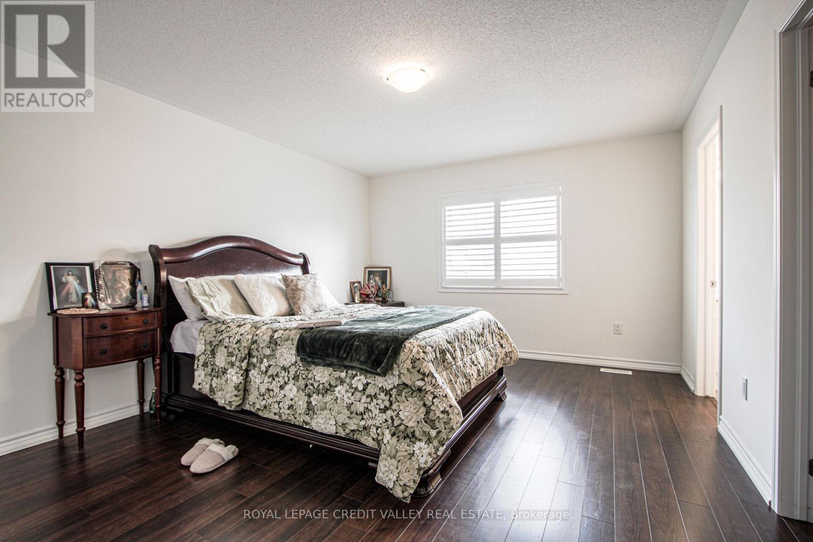Photo 35 of 1229 Rose Way, Milton ON