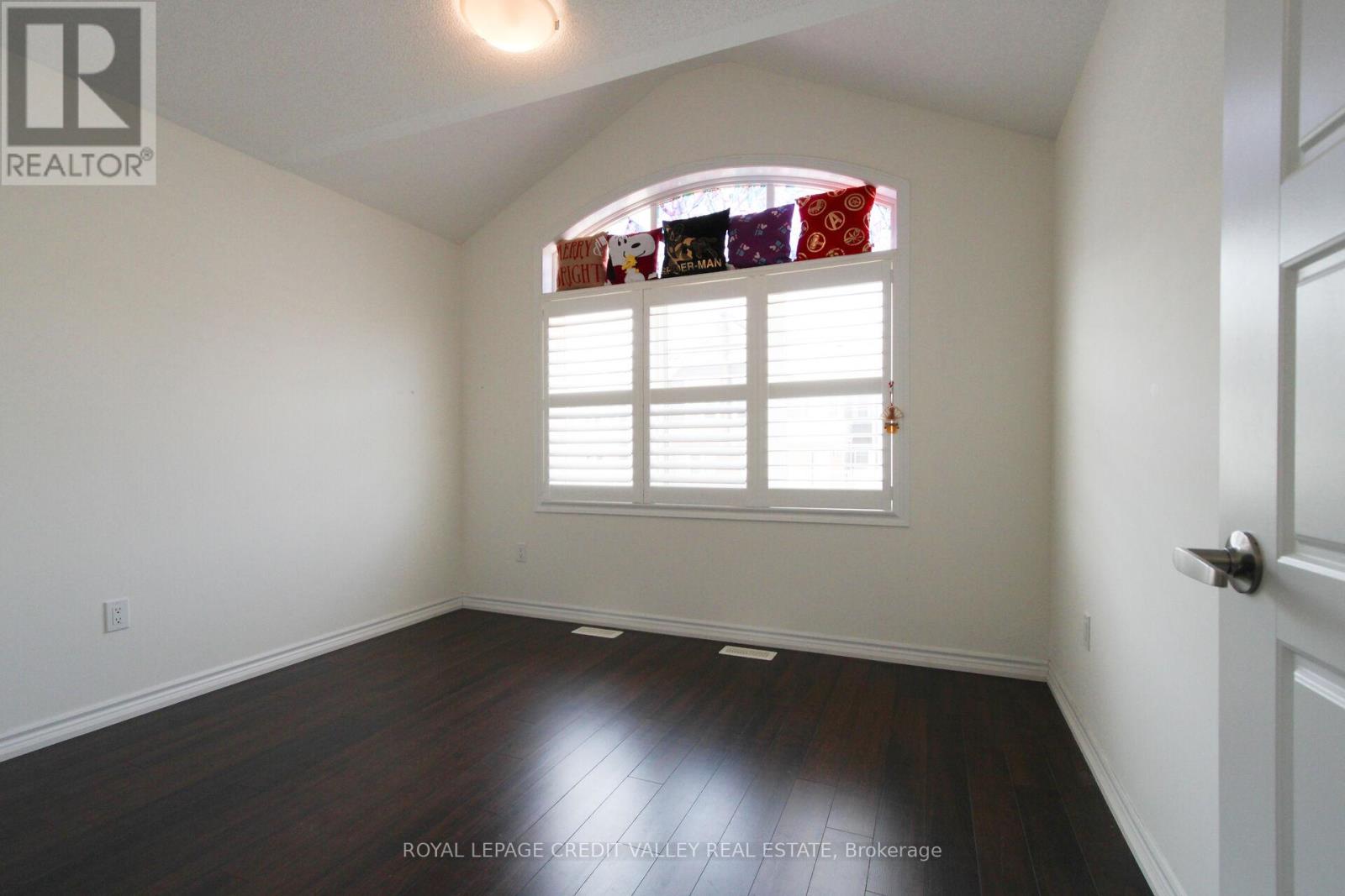 Photo 34 of 1229 Rose Way, Milton ON