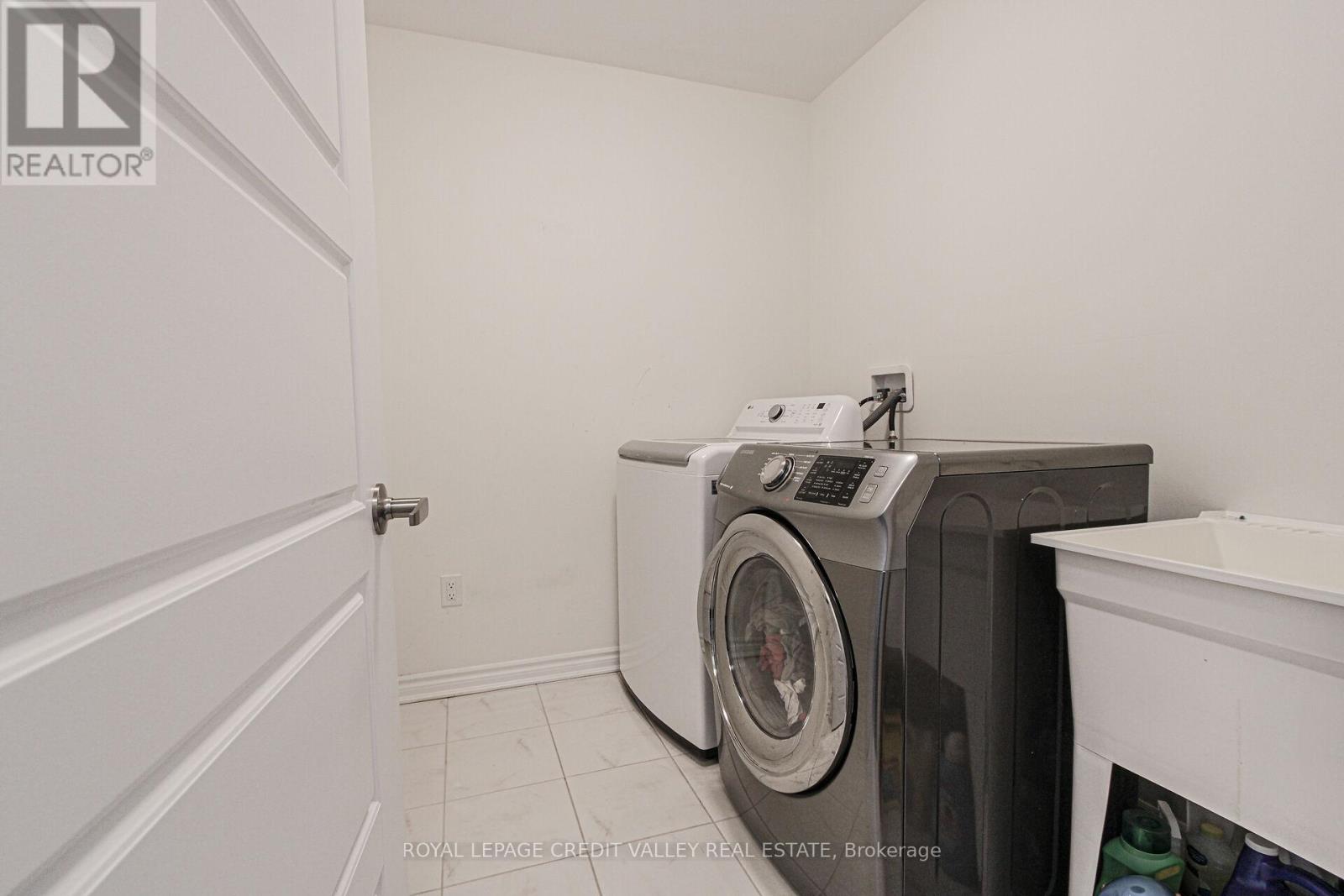 Photo 21 of 1229 Rose Way, Milton ON