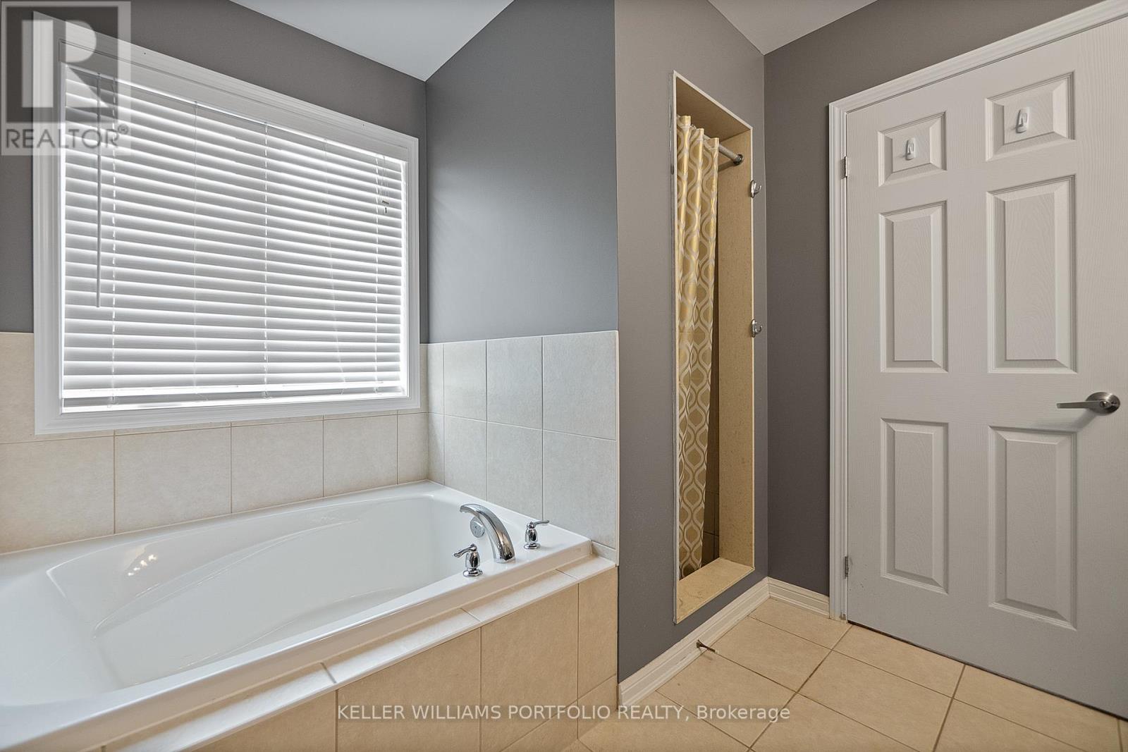Photo 34 of 406 Grenke Place, Milton ON