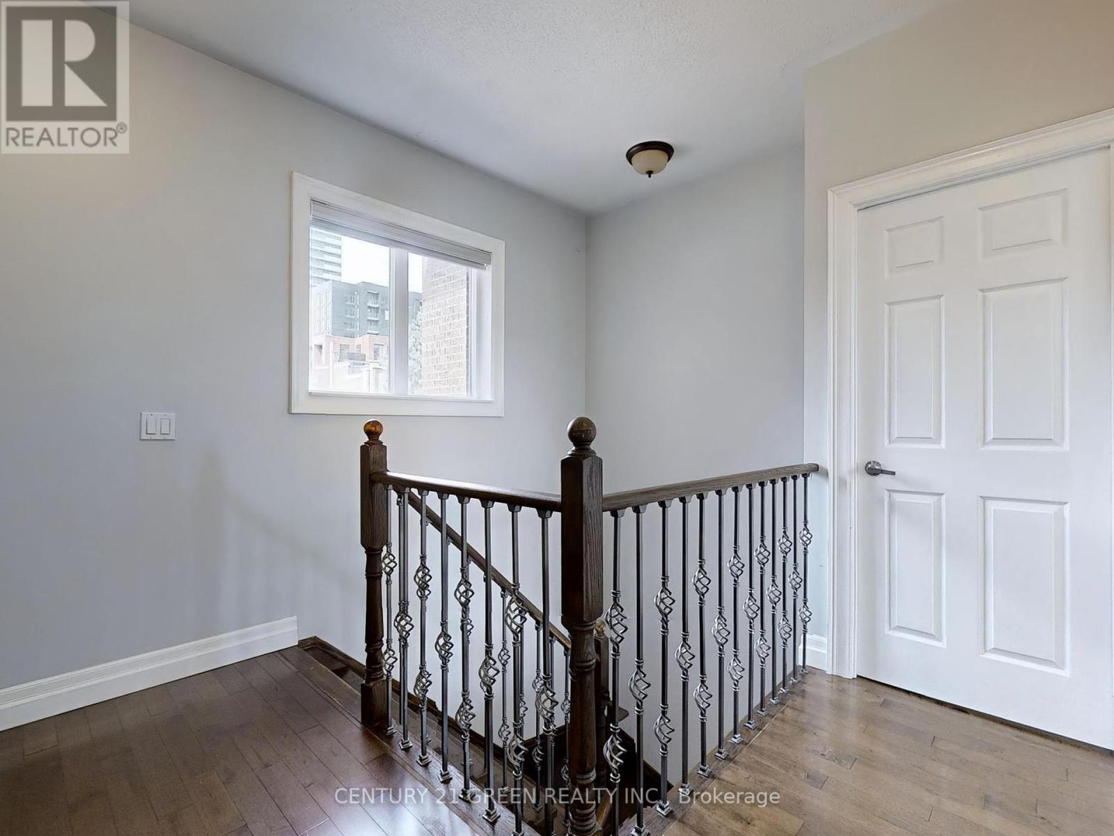 Photo 2 of 105 388 Prince Of Wales Drive, Mississauga ON