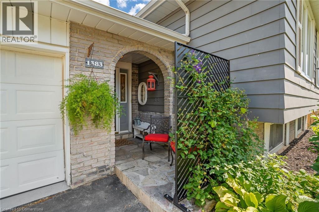 Photo 5 of 1383 Christina Court, Burlington ON