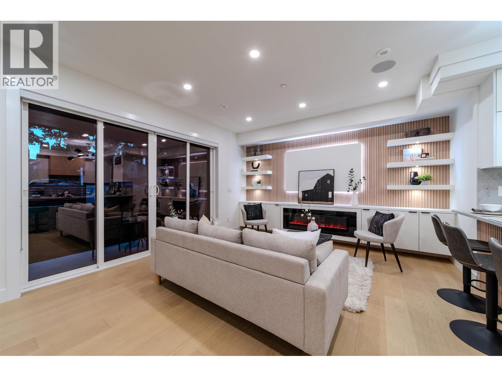 Photo 10 of 1 3576 E Pender Street, Vancouver BC