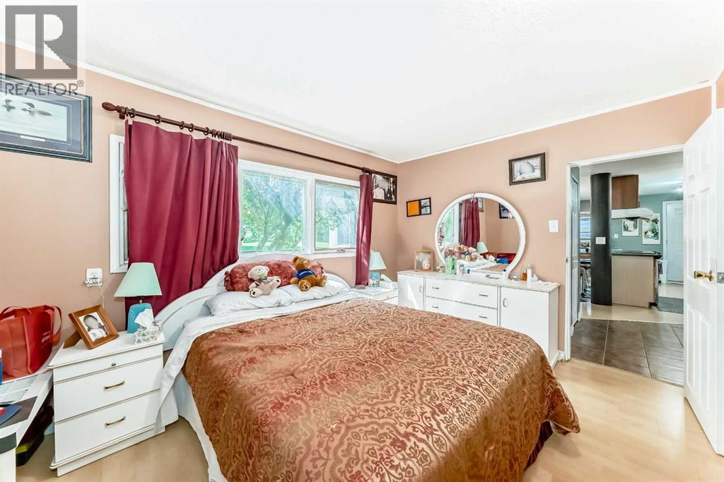 Single Family House 4 Level for Sale in  Bow Crescent NW Bowness Calgary 