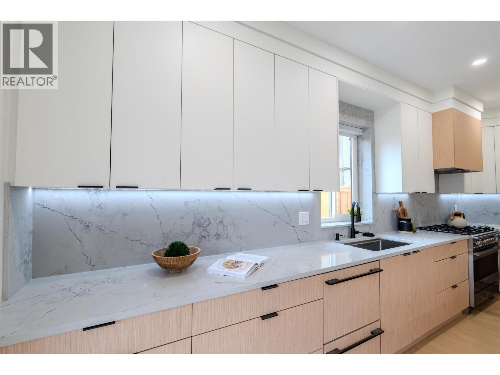 Photo 13 of 2 3576 E Pender Street, Vancouver BC