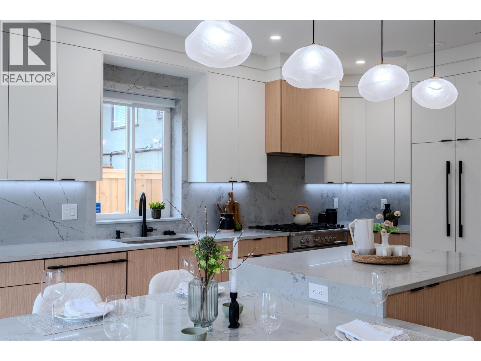 Photo 7 of 2 3576 E Pender Street, Vancouver BC