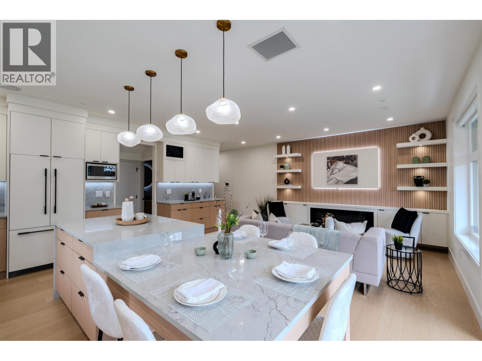 Photo 5 of 2 3576 E Pender Street, Vancouver BC