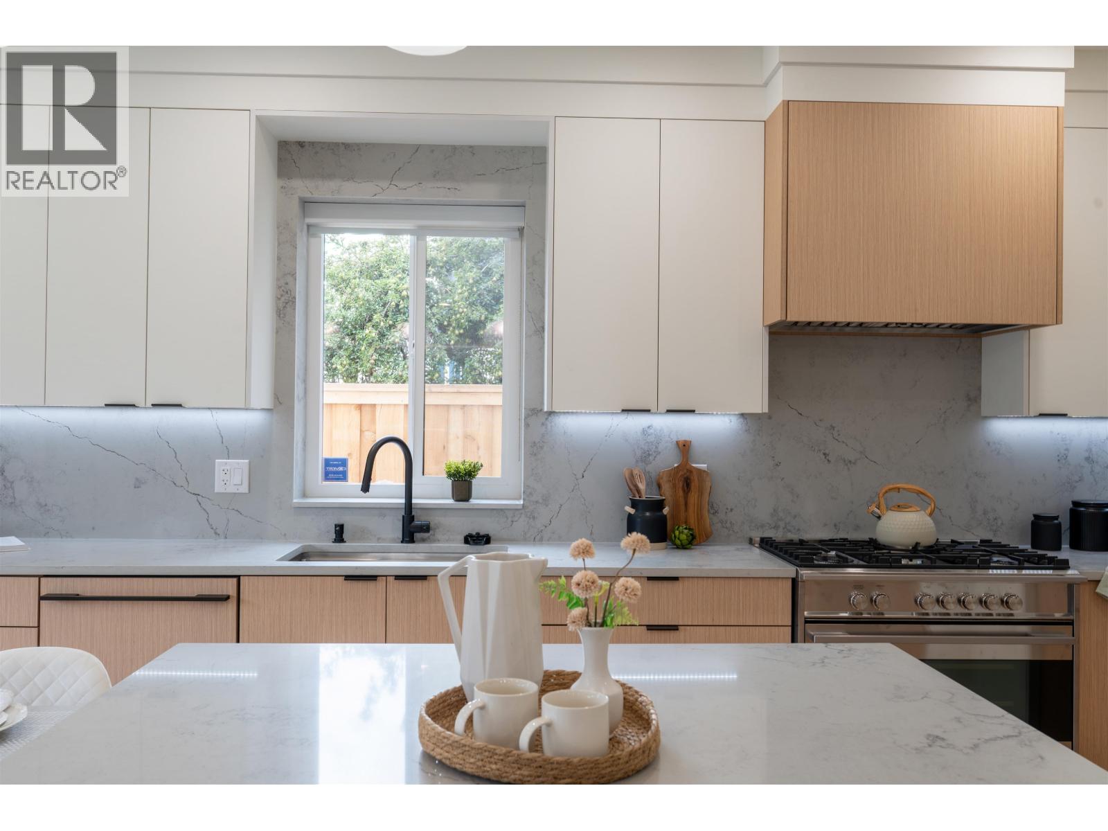 Photo 8 of 2 3576 E Pender Street, Vancouver BC