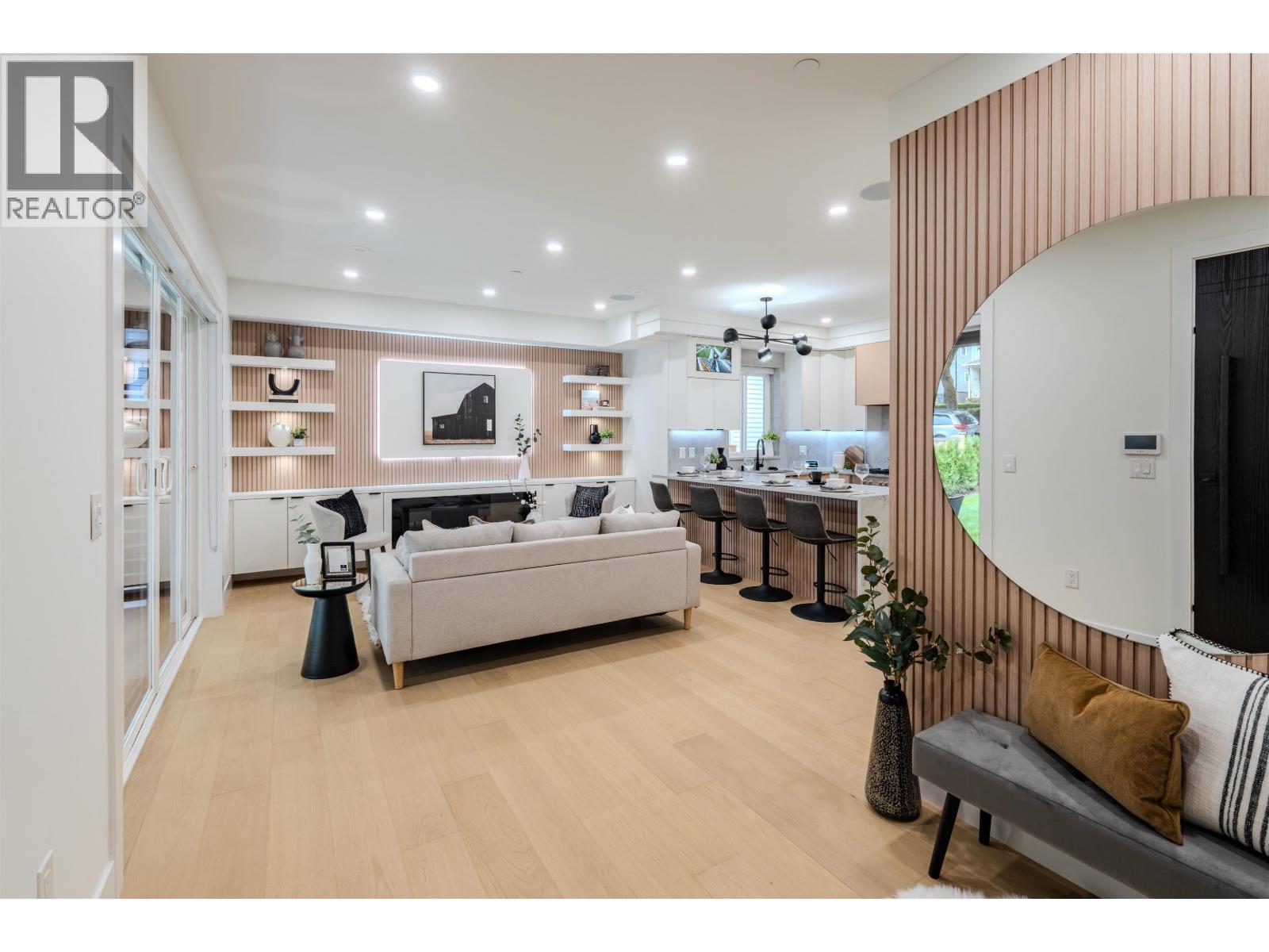 Photo 3 of 1 3576 E Pender Street, Vancouver BC